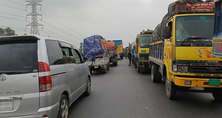 ঢাকা-বঙ্গবন্ধু সেতু মহাসড়ক এলাকায় ১৪ কিলোমিটার যানজট – DesheBideshe ঢাকা-বঙ্গবন্ধু সেতু মহাসড়ক এলাকায় ১৪ কিলোমিটার যানজট – DesheBideshe