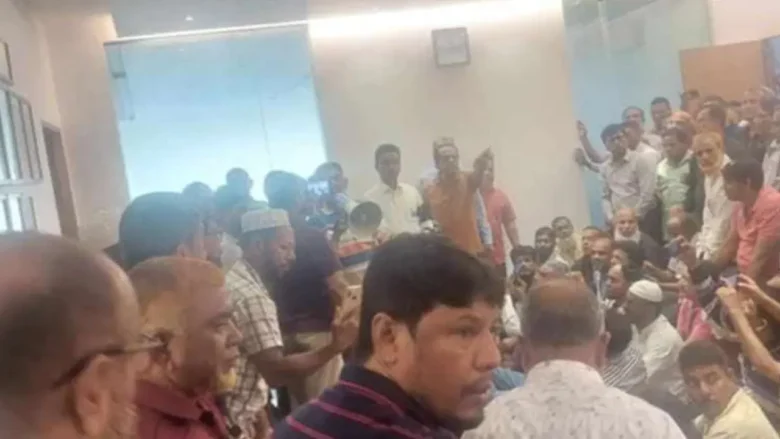 টেনেহিঁচড়ে বের করে দেওয়া হলো ঢাকা ওয়াসার দুই ডিএমডিকে – DesheBideshe টেনেহিঁচড়ে বের করে দেওয়া হলো ঢাকা ওয়াসার দুই ডিএমডিকে – DesheBideshe