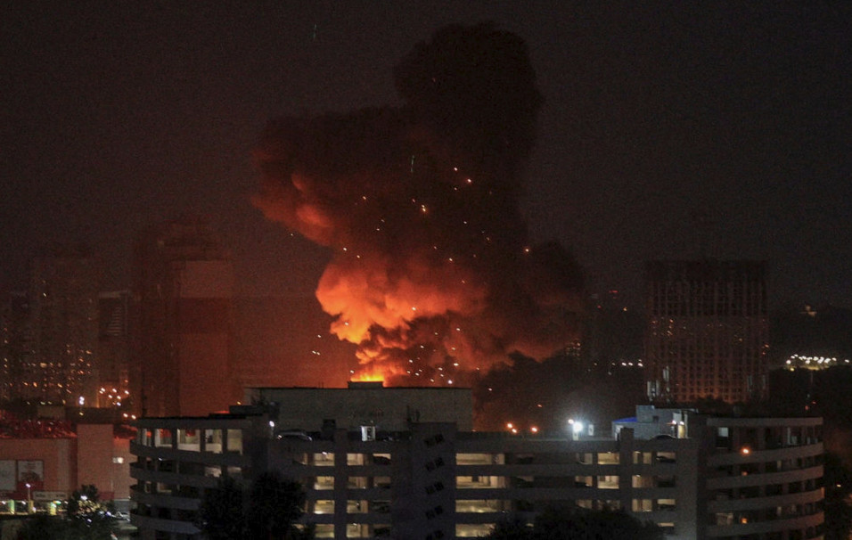 ইউক্রেনে শতাধিক ড্রোন হামলা চালাল রাশিয়া – DesheBideshe