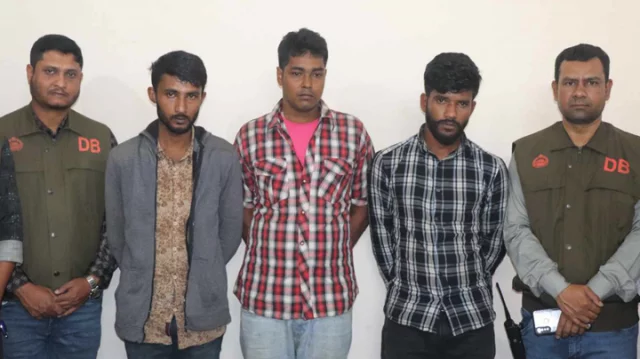 বাসে ডাকাতি ও শ্লীলতাহানির ঘটনায় দুইজনের স্বীকারোক্তি, একজন রিমান্ডে – DesheBideshe বাসে ডাকাতি ও শ্লীলতাহানির ঘটনায় দুইজনের স্বীকারোক্তি, একজন রিমান্ডে – DesheBideshe