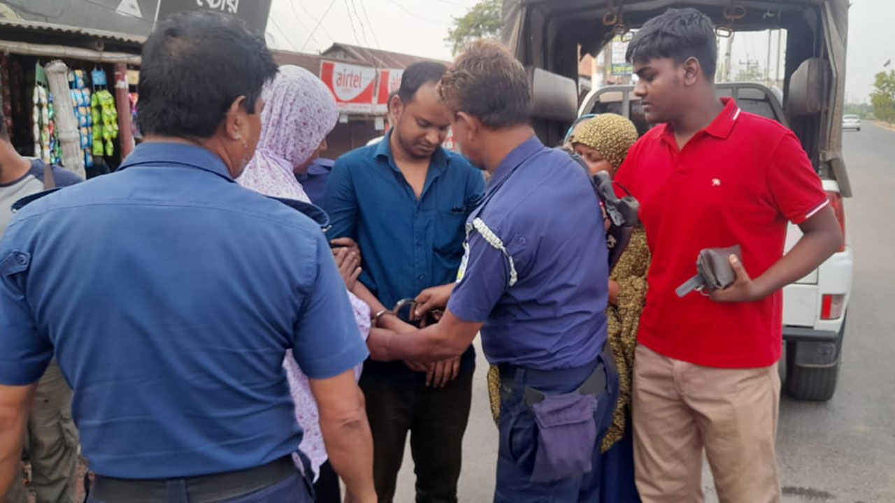 ব্যবসায়ীর কাছে ১৫ লাখ টাকা ঘুষ দাবি, ভুয়া এনএসআই কর্মকর্তা আটক – DesheBideshe