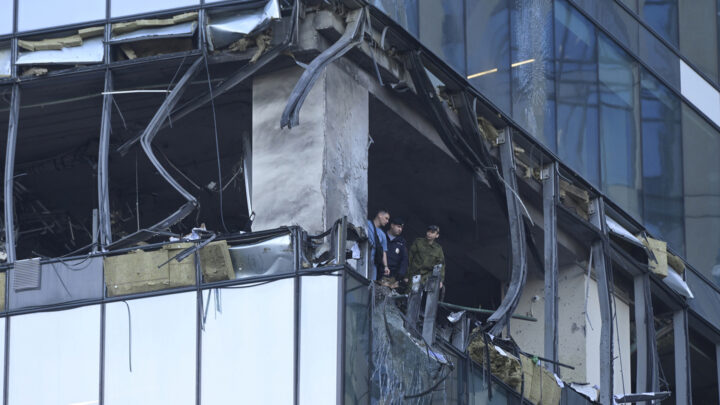 মস্কোতে ইউক্রেনের ভয়াবহ ড্রোন হামলা, বন্ধ সব বিমানবন্দর – DesheBideshe