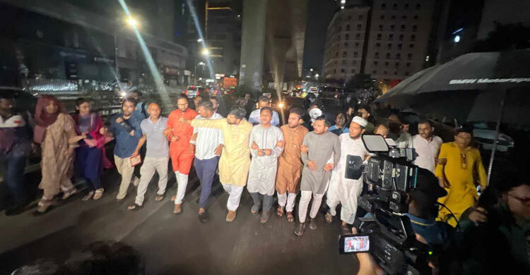 এনসিপির কেন্দ্রীয় কার্যালয়ের সামনে ককটেল বিস্ফোরণ, প্রতিবাদে রাতেই বিক্ষোভ – DesheBideshe এনসিপির কেন্দ্রীয় কার্যালয়ের সামনে ককটেল বিস্ফোরণ, প্রতিবাদে রাতেই বিক্ষোভ – DesheBideshe