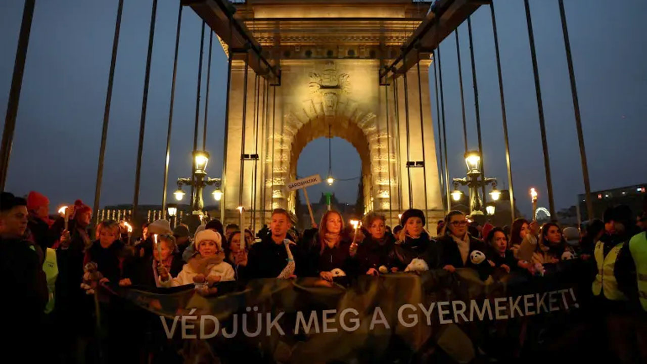 প্রধানমন্ত্রীর পদত্যাগের দাবিতে হাঙ্গেরিতে বিক্ষোভ – DesheBideshe প্রধানমন্ত্রীর পদত্যাগের দাবিতে হাঙ্গেরিতে বিক্ষোভ – DesheBideshe