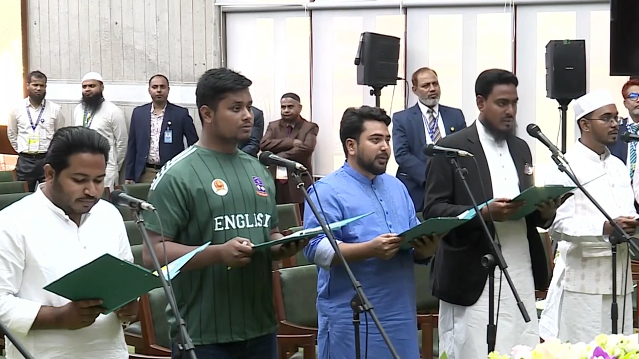 দুটো শপথই নিলেন এনসিপির নবনির্বাচিত সংসদ সদস্যরা – DesheBideshe দুটো শপথই নিলেন এনসিপির নবনির্বাচিত সংসদ সদস্যরা – DesheBideshe