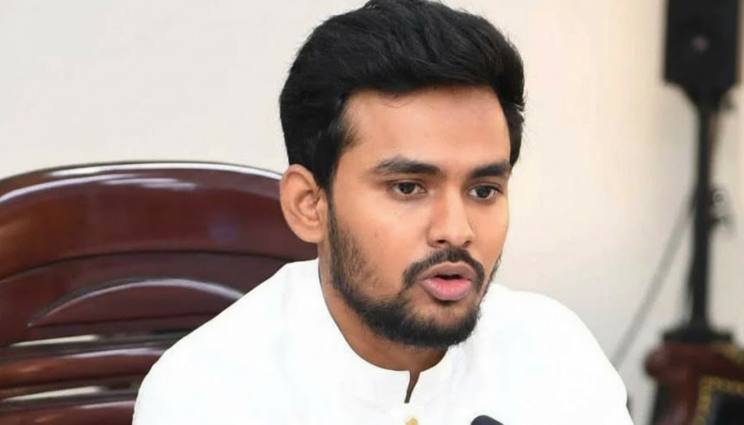 জনরায়কে বৃদ্ধাঙ্গুলি দেখিয়েই সংসদের যাত্রা শুরু: আসিফ মাহমুদ – DesheBideshe জনরায়কে বৃদ্ধাঙ্গুলি দেখিয়েই সংসদের যাত্রা শুরু: আসিফ মাহমুদ – DesheBideshe