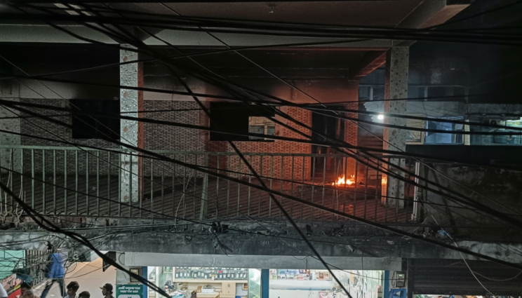 খুলনায় আ.লীগ কার্যালয়ে প্রবেশ করে স্লোগান, রাতে অগ্নিসংযোগ – DesheBideshe খুলনায় আ.লীগ কার্যালয়ে প্রবেশ করে স্লোগান, রাতে অগ্নিসংযোগ – DesheBideshe