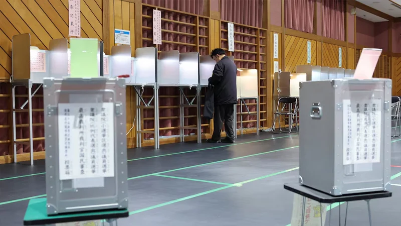 জাপানে জাতীয় নির্বাচনে ভোটগ্রহণ শুরু, ৪৬৫ আসনের জন্য লড়ছে ১,২৮৪ প্রার্থী – DesheBideshe