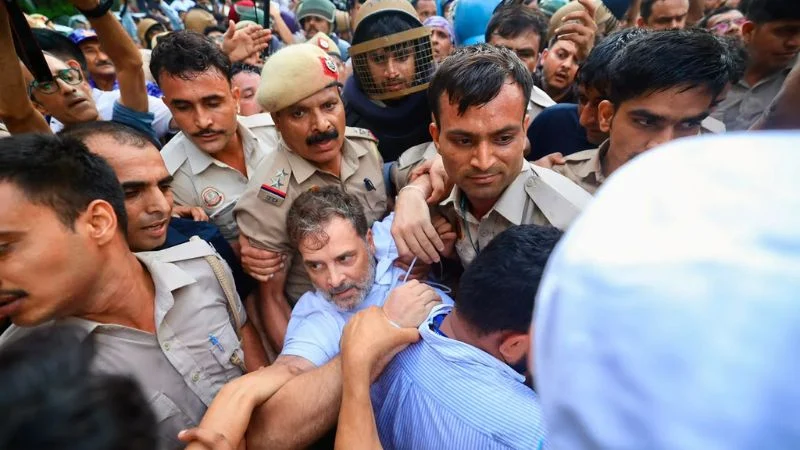 প্রধানমন্ত্রীর বাসভবনের সামনে বিক্ষোভ: রাহুল ও প্রিয়াঙ্কা গান্ধী আটক – DesheBideshe প্রধানমন্ত্রীর বাসভবনের সামনে বিক্ষোভ: রাহুল ও প্রিয়াঙ্কা গান্ধী আটক – DesheBideshe