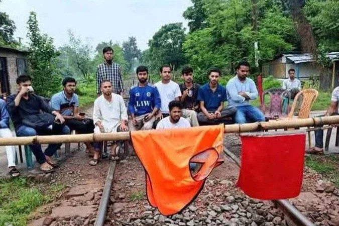 টিটিই কর্তৃক শিক্ষার্থীকে মারধর, রাজশাহীতে রেল যোগাযোগ বিচ্ছিন্ন – DesheBideshe টিটিই কর্তৃক শিক্ষার্থীকে মারধর, রাজশাহীতে রেল যোগাযোগ বিচ্ছিন্ন – DesheBideshe