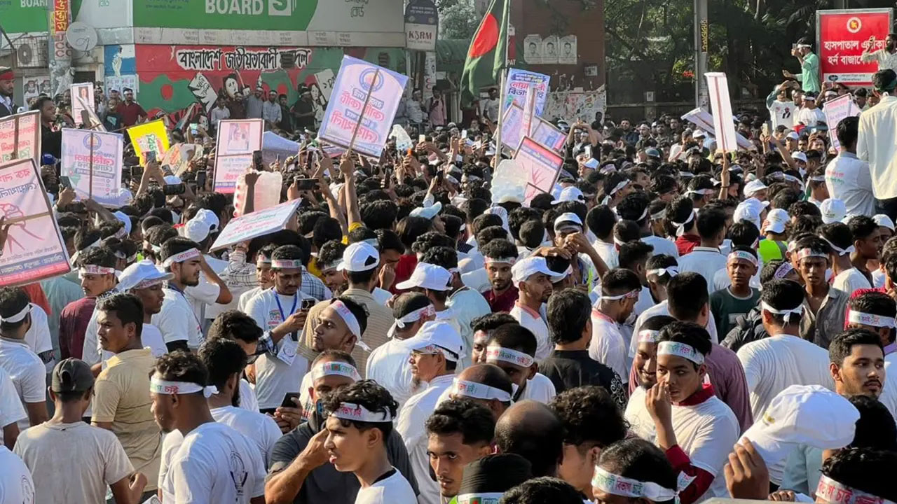 নোয়াখালীকে বিভাগ ঘোষণার দাবিতে শাহবাগে আন্দোলনকারীদের সড়ক অবরোধ