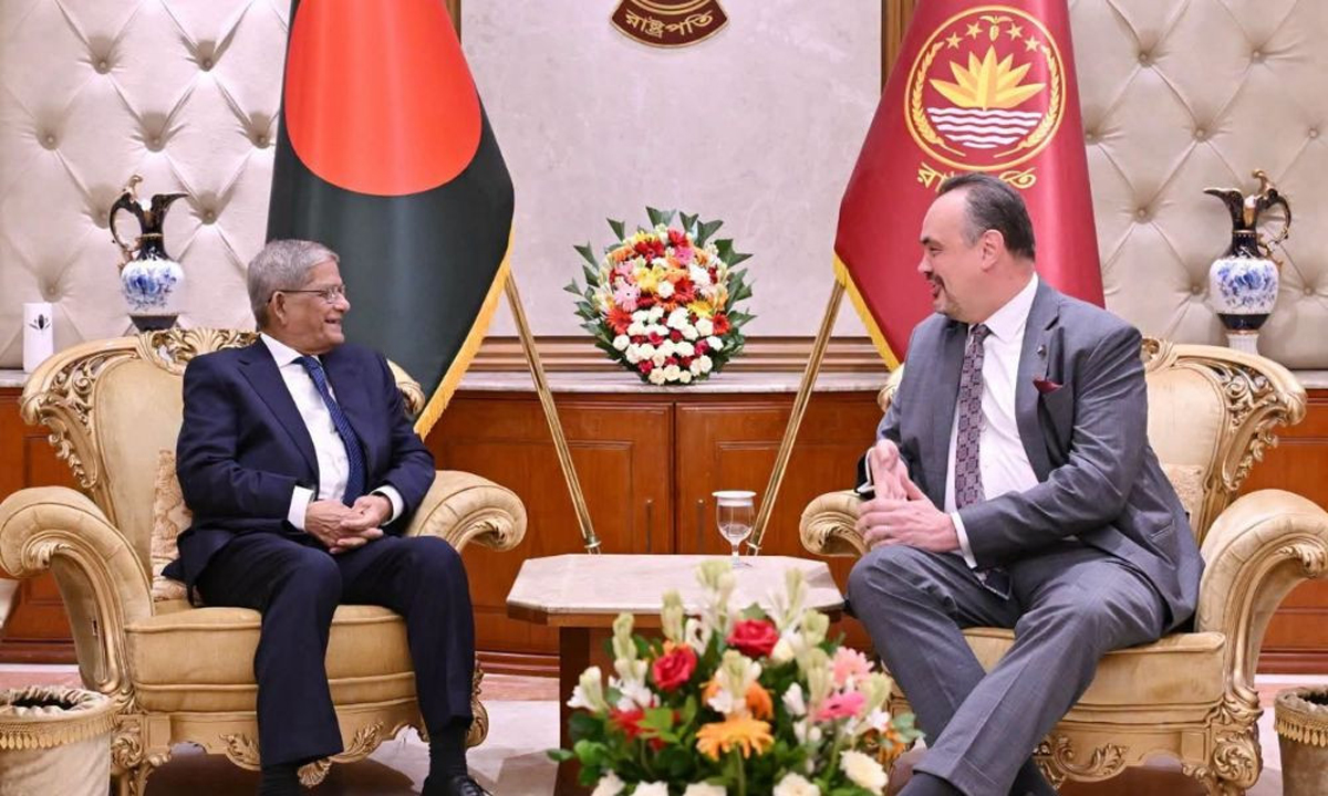 বঙ্গভবনে মার্কিন রাষ্ট্রদূত ব্রেন্ট টি ক্রিস্টেনসেনের সঙ্গে রাষ্ট্রপতি মির্জা ফখরুল ইসলাম আলমগীর